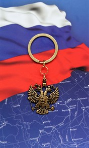 Герб России - брелок,  на открытке с флагом